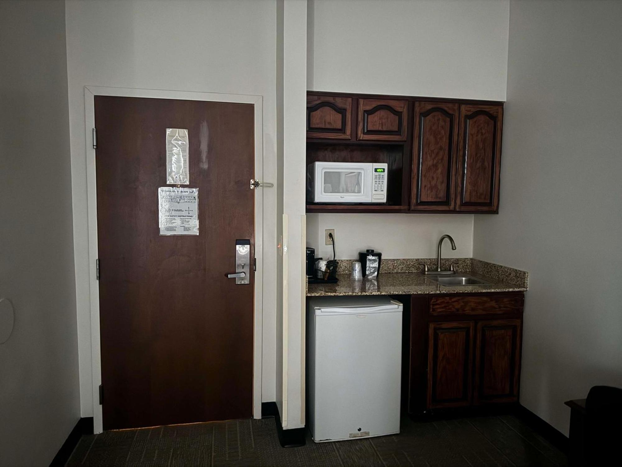 Kenwood Best Western Plus Hannaford Inn & Suites מראה חיצוני תמונה
